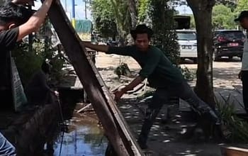 Satpol PP Tertibkan Bangunan Tutupi Drainase Kota Palangka Raya